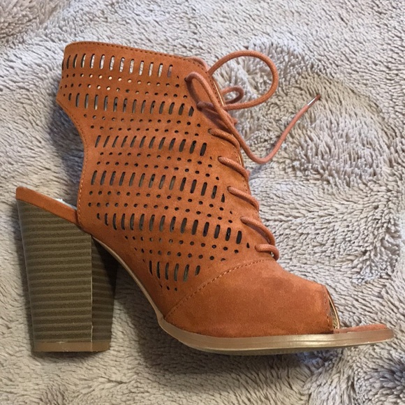 Ladies size 7 sandals worn once brand restricted - Picture 2 of 6